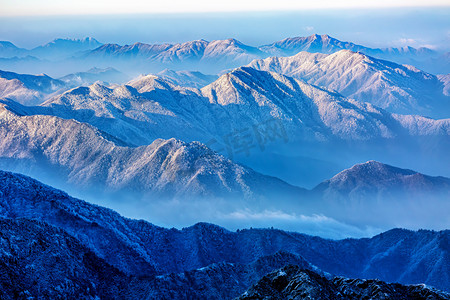 飘动摄影照片_冬季游玩午后雪山山区飘动摄影图配图