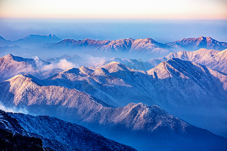 冬至卤菜摄影照片_冬日傍晚雪山山区飘动摄影图配图