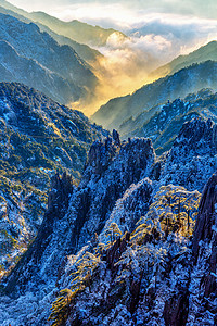 飘动摄影照片_冬日旅行晨时雪山山区飘动山区飘动摄影图配图