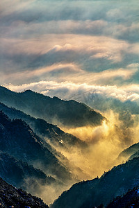 雪摄影照片_冬日旅行早晨雪山山区飘动摄影图配图