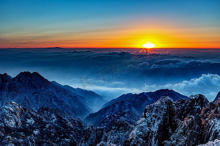 冬至摄影照片_冬季游玩早上山峰山区摇动摄影图配图