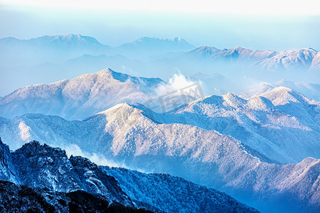 风景黄山风景摄影照片_冬日晚上雪山山区飘动摄影图配图