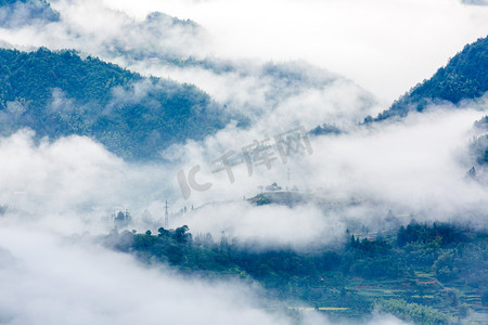 云雾山脊图片户外高视角摄影图配图