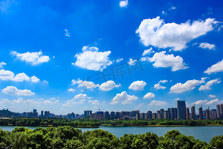 长沙湘江晌午蓝天白云城市天际线全景摄影图配图