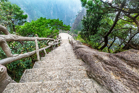 冬季旅行摄影照片_冬季旅行天亮栈道山区摇动摄影图配图