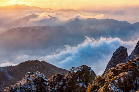 冬日白昼雪山山区飘动摄影图配图