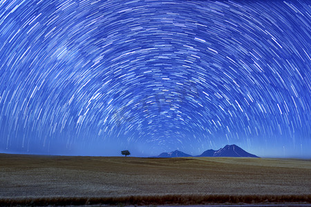 星球摄影照片_星空夜空星轨麦田背景摄影图配图