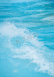 夏天玩水摄影照片_浪花夏天水水乐园浪花摄影图配图