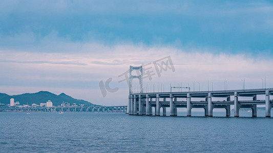 大连马拉松摄影照片_大连星海湾大桥海边天空白云云层变化