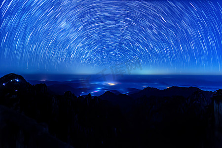 促销海报背景素材摄影照片_星空夜晚星轨山河背景摄影图配图