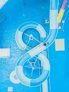 游玩夏天水滑梯水乐园航拍摄影图配图