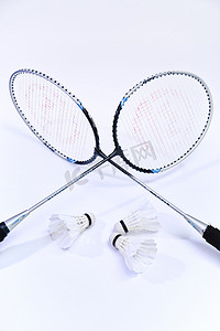 白色背景上的羽毛球拍和球健身器材配图摄影图配图