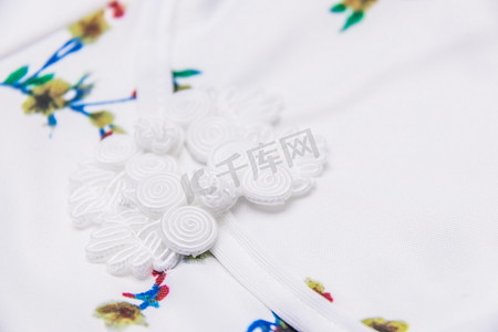 中国风白天白色盘扣室内旗袍摄影图配图