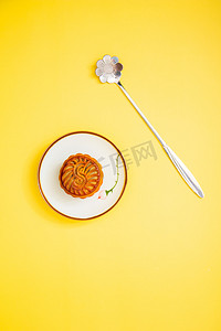 纯色背景上的中式传统美食月饼静物摄影图配图