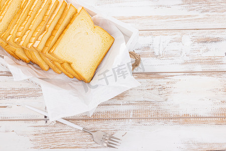 面包片早餐清新白色木质背景摄影图配图