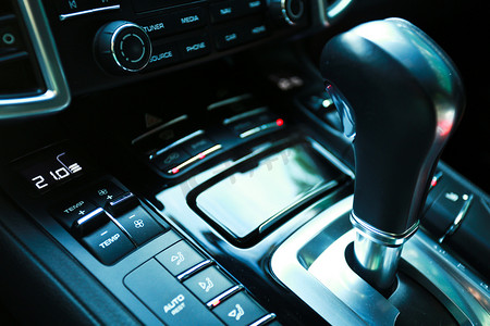 汽车科技感中控台内饰按钮档杆实拍摄影图配图