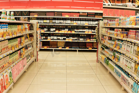 超市大卖场零食酒水物品陈列摆设内景摄影图配图