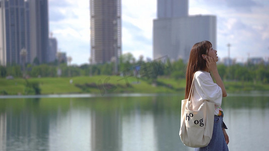 都市女孩郊外散心听音乐