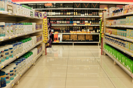 超市促销摄影照片_超市卖场货架物品陈列内景展示摄影图配图