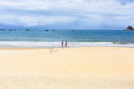 快乐旅游摄影照片_阳江海滩上午海滩沙滩看海摄影图配图