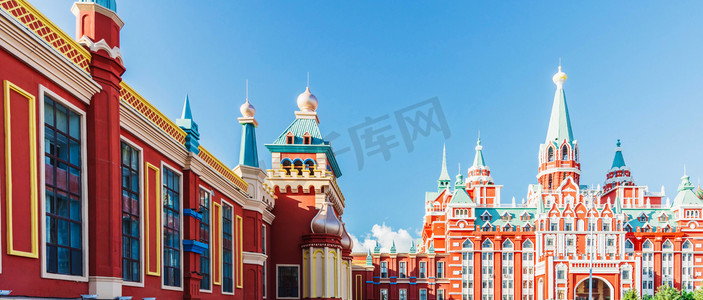 外国人穿球衣摄影照片_俄罗斯建筑白天彩色房屋户外旅游摄影图配图
