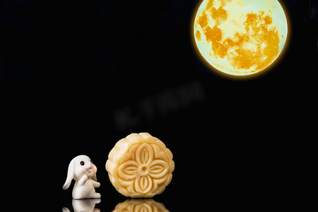中秋晚上兔子明月户外月饼摄影图配图