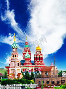 摄影照片_俄式建筑白天城堡户外蓝天白云摄影图配图