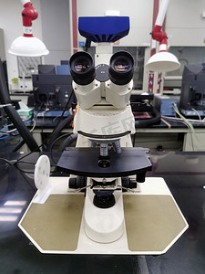 显微摄影照片_科技白天显微镜实验室观测摄影图配图