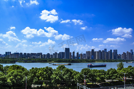 湖南长沙晌午城市天际线蓝天白云河流摄影图配图