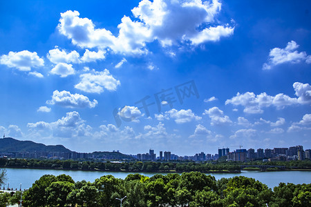 湖南长沙晌午长沙湘江蓝天白云城市天际线摄影图配图