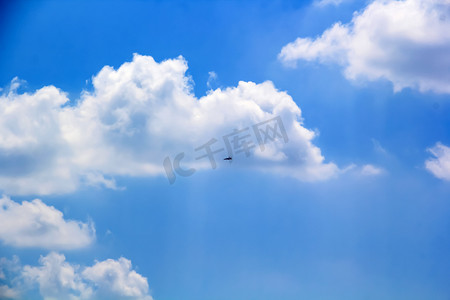 湖南长沙晌午白云蓝天白云自然风景摄影图配图
