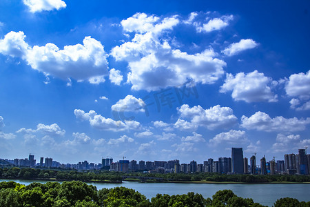 城市云层摄影照片_湖南长沙晌午蓝天白云河流长沙湘江摄影图配图