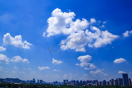 蓝色白云摄影照片_长沙晌午蓝天白云长沙湘江白云摄影图配图