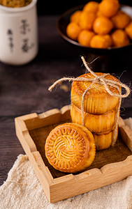 中秋节蛋黄莲蓉月饼食品摄影图配图