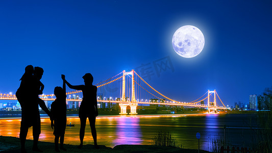 大桥江畔全家中秋赏月夜晚大桥全家月亮中秋节赏月摄影图配图