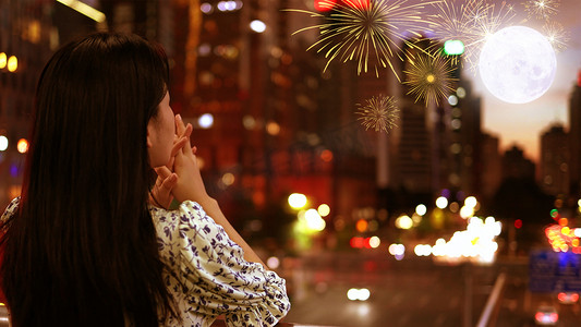 烟花摄影照片_春节看烟花月亮遥寄相思摄影图配图