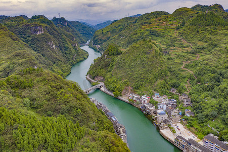 水城摄影照片_城市中午贵州镇远古城潕阳河风光山顶无人机摄影图配图