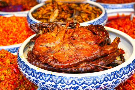 长沙特色美食摄影照片_湖南长沙手工制作酱板鸭鸭子传统美食摄影图配图