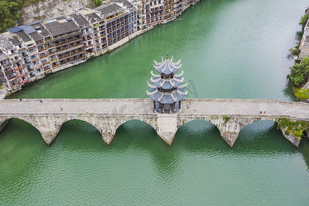城市中午贵州镇远古城祝圣桥航拍江畔无人机摄影图配图