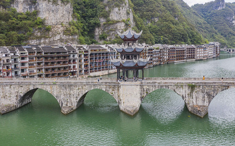 贵州桥摄影照片_城市中午贵州镇远古城祝圣桥航拍桥上无人机摄影图配图