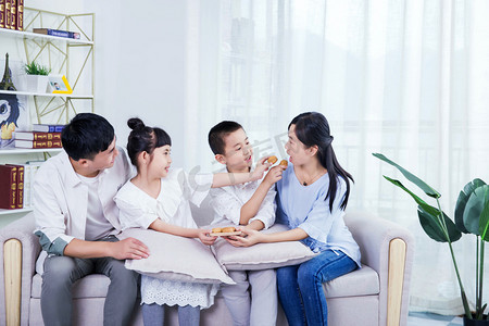 月饼中秋节八月十五团圆家庭摄影图配图