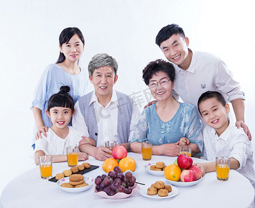 中秋节月饼摄影照片_中秋节人像全家福节日月饼摄影图配图