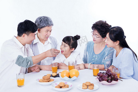 北方月饼摄影照片_中秋亲子月饼人像家庭摄影图配图