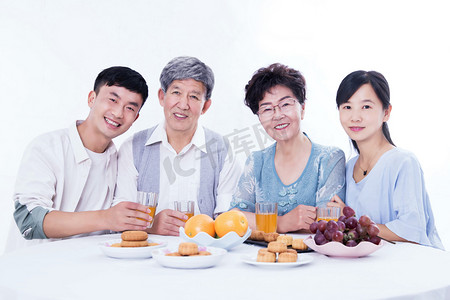 中秋亲子家庭月饼八月十五摄影图配图