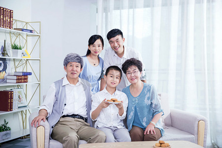 中秋节八月十五团圆全家福月饼摄影图配图