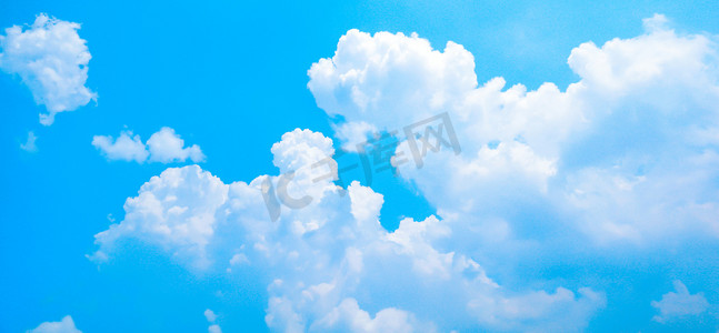会议背景宇宙题材摄影照片_蓝天白云天空全景摄影图配图