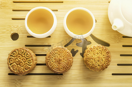 茶台摄影照片_过节中秋上午茶台月饼糕点喝茶静物摄影图配图