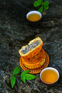传统节日摄影照片_传统美食中秋节月饼烘焙创意摄影图配图