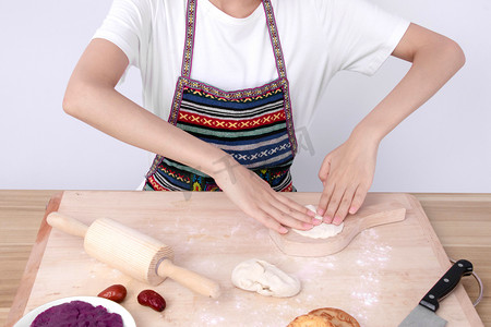 中秋食品摄影照片_中秋节白天面团鸡蛋室内做月饼摄影图配图