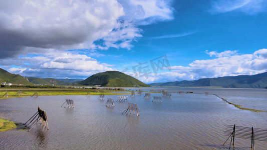湖畔摄影照片_香格里拉纳帕海依草原湖泊风景